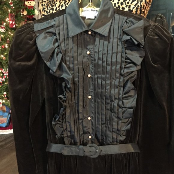 Vintage black velvet dress perfect for holidays - Picture 7 of 8